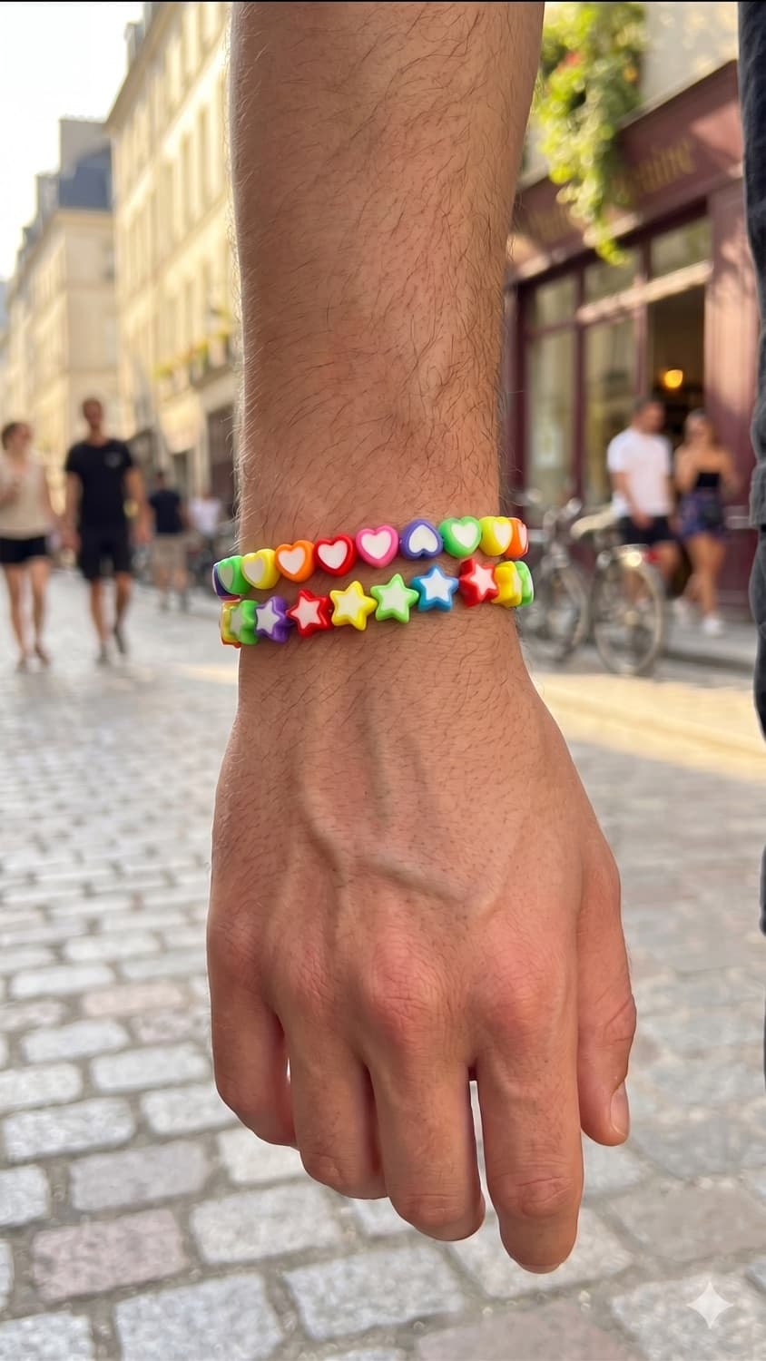Bracelets cœurs et étoiles multicolores portés au poignet, rue de Paris